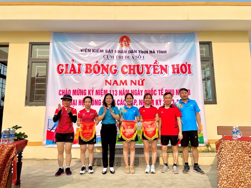 Công đoàn Viện Kiểm sát nhân dân Thị xã Hồng Lĩnh phối hợp tổ chức giải bóng chuyền hơi 